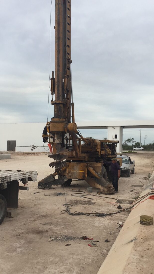 Perforadora hidráulica MAIT T8 sobre orugas